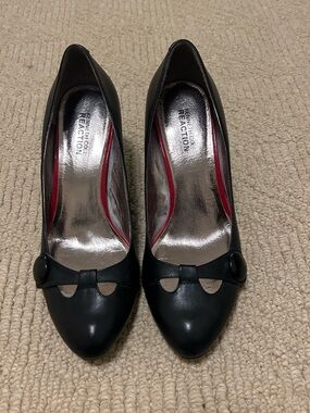 Kenneth Cole Reaction Black Pointed Toe Button-Bow Pumps